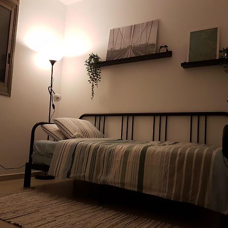 Private Bed/Bathroom In Netánja Kültér fotó